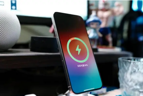 巴音郭楞苹果15换屏服务分享用什么充电器给iPhone15充电更好 